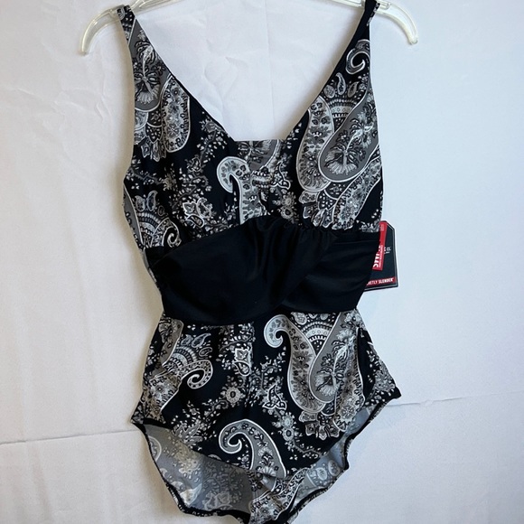St John’s Bay Black & White SZ 12 1 Piece Halter Bathing Suit Adjustable Straps - Picture 1 of 8